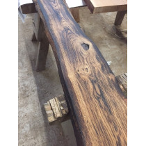 Eichenbohle, geflammt, geölt, Baumkante, unbesäumt, Altholz-Stil, rustikal, Massivholz, 100x30x3cm