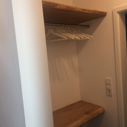 Kundenprojekt: Nischen-Garderobe aus zwei Eichenplatten!