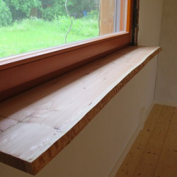 Kundenprojekt: Fensterbank aus einseitig unbesäumter Lärche